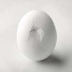 Foto promocional de l’obra Big Fake. Sobre un fons blanc un ou blanc amb la càscara fracturada.