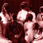 Foto promocional de RomanOFF. En la imatge set persones assegudes en un sofà en una foto de familia, totes elles amb la cara tapada per una taca fosca de cremat vestides amb de monarquia rusa del segle XVII.