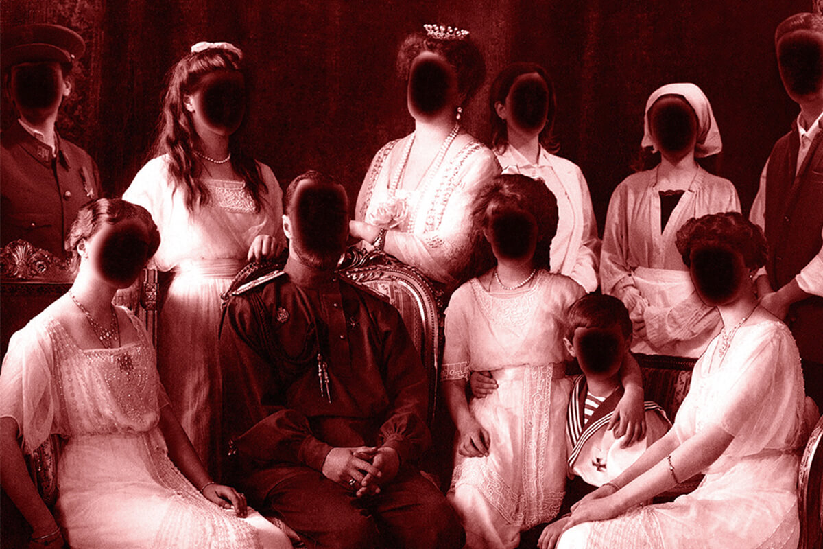 Foto promocional de RomanOFF. En la imatge set persones assegudes en un sofà en una foto de familia, totes elles amb la cara tapada per una taca fosca de cremat vestides amb de monarquia rusa del segle XVII.
