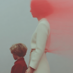 Foto promocional de l’obra ‘Perfectament imperfecta’. Sobre un fons de color turquesa, dues figures de perfil, al davant un nen amb cabells arrissats i al darrere una dona amb un filtre vermell que deixa un estel de feixos de llum vermella.